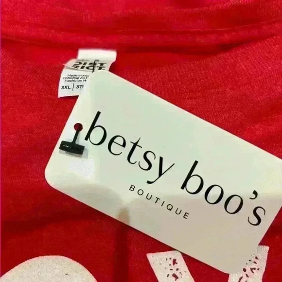 Betsy Boo’s Boutique XOXO red and white t-shirt in size XXXL. 💋 - Picture 2 of 4